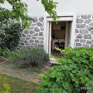 Grand Avec Jardin Et Entree Privative A Noter Reservations De 3 Nuits Minimum Appartement